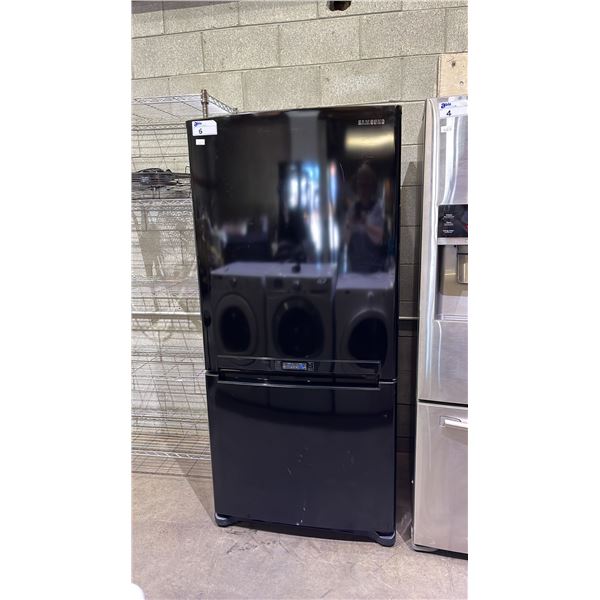 SAMSUNG 32" WIDE BLACK SWING DOOR FRIDGE WITH BOTTOM FREEZER DOOR