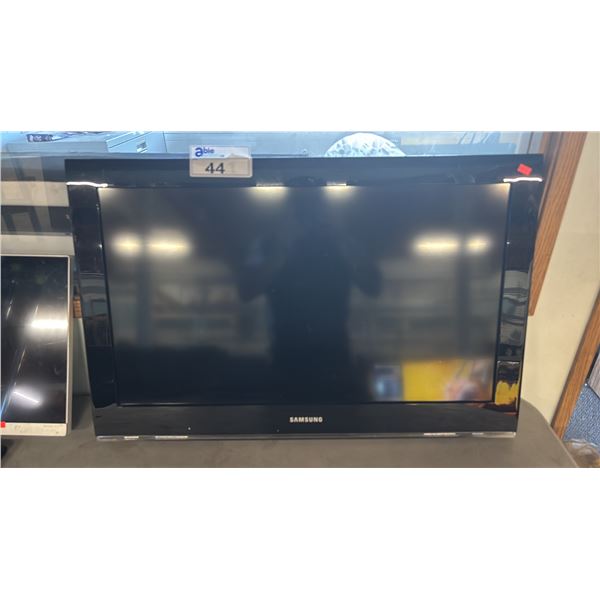 SAMSUNG 32" 1080P FLAT SCREEN TV *NO POWER CORD*