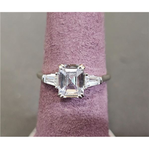 *NEW* .925 SILVER 1.5CT EMERALD CUT SIMULATED DIAMOND (CZ) TRINITY RING WITH BAGUETTE SIDESTONES