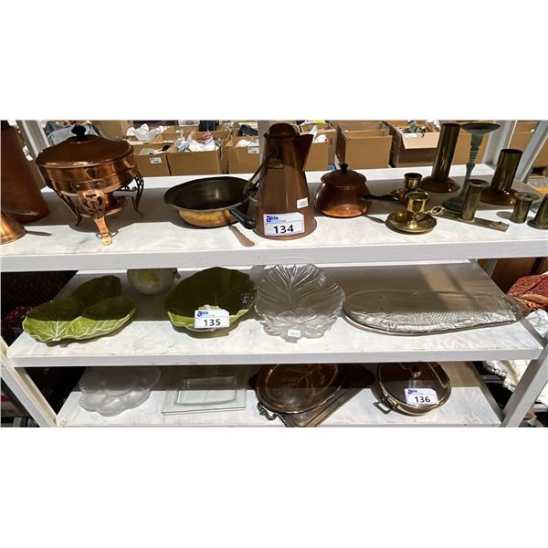 SHELF OF ASSORTED GLASS & PORCELAIN SERVING DISHES & A PORCELAIN PITCHER