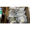 Image 3 : PALLET OF HOUSEHOLD ITEMS: DRINKING GLASSES, DVD PLAYER, VHS PLAYER & MORE *MUST TAKE ALL ON