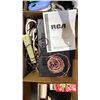 Image 4 : PALLET OF HOUSEHOLD ITEMS: SAMSUNG 5-DISC CD PLAYER, KITCHENWARE, BOOKS & MORE *MUST TAKE ALL ON