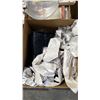 Image 7 : PALLET OF HOUSEHOLD ITEMS: SAMSUNG 5-DISC CD PLAYER, KITCHENWARE, BOOKS & MORE *MUST TAKE ALL ON