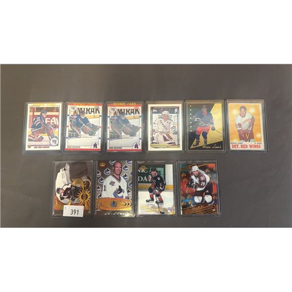 ASSORTED HOCKEY CARDS INCLUDING; MARK MESSIER, JOE SAKIC, GORDIE HOWE & MORE