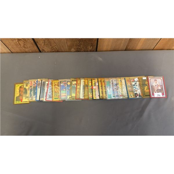 ASSORTED BASEBALL CARDS