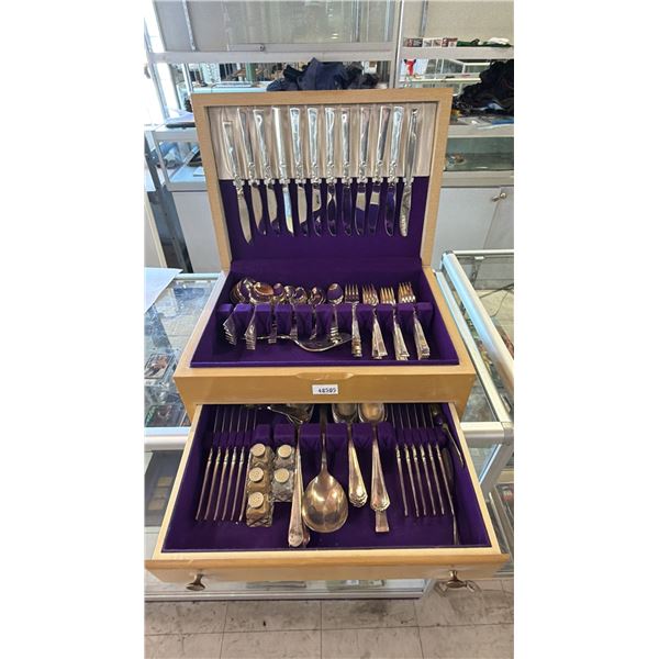 ROGERS NOBILITY WINDSONG SILVER PLATED CUTLERY SET WITH WOODEN CASE