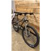 Image 2 : DEVINCI 24-SPEED BICYCLE