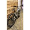 Image 3 : DEVINCI 24-SPEED BICYCLE
