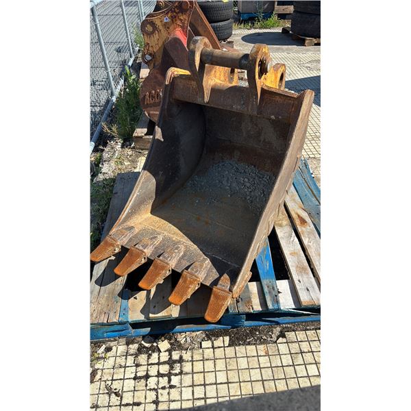 WTR E3018 24" EXCAVATOR BUCKET WITH TEETH