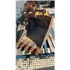 Image 1 : WTR E3018 24" EXCAVATOR BUCKET WITH TEETH