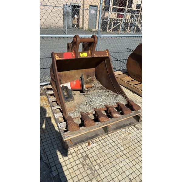 ACCURATE 34" EXCAVATOR BUCKET WITH TEETH BKT-HD-060-3-36H-PTL