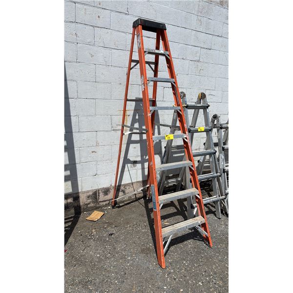 INDUSTRIAL LITE 8' FIBERGLASS STEP LADDER (RUNG DAMAGE)