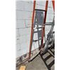 Image 2 : INDUSTRIAL LITE 8' FIBERGLASS STEP LADDER (RUNG DAMAGE)