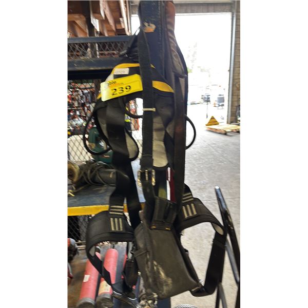 SAFETY HARNESS & SMALL TOOL BAG WITH SHOULDER HARNESS