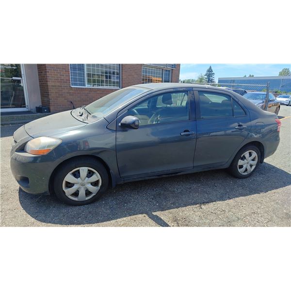 2007 TOYOTA YARIS, 4 DOOR SEDAN, GREY, VIN JTDBT923771044867,
