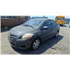 Image 2 : 2007 TOYOTA YARIS, 4 DOOR SEDAN, GREY, VIN JTDBT923771044867,