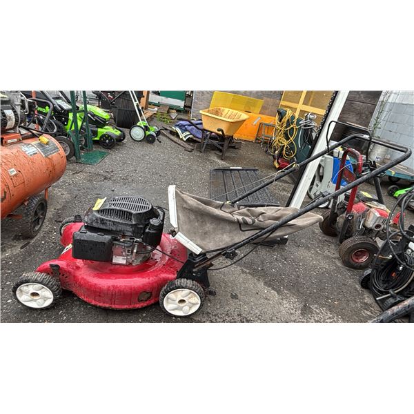 TORO GAS POWERED LAWN MOWER WITH GRASS CATCHER BAG