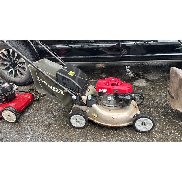 HONDA GAS POWERED LAWN MOWER ( WORKING CONDITION UNKNOWN)