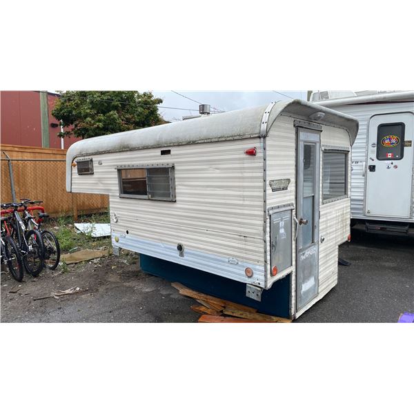 VANGUARD TRUCK CAMPER MODEL P-8RF WITH PROPANE HEATER (1 LEG BROKEN, ALL LEGS DETACHED,