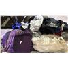 Image 2 : SHELF OF ASSORTED CLOTHING