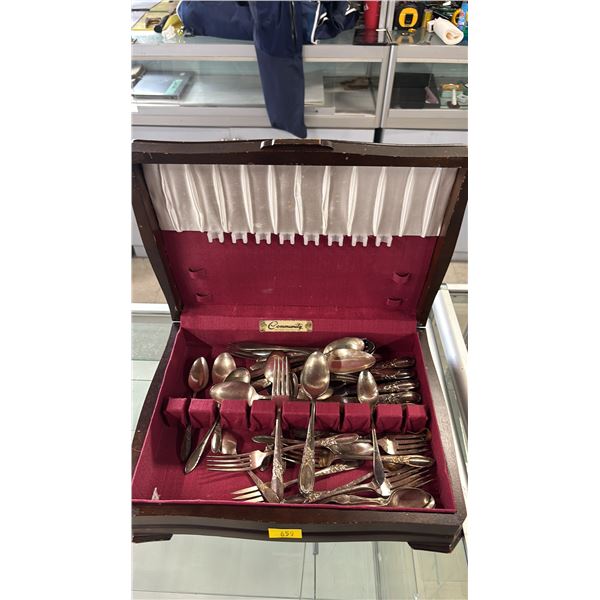 COMMUNITY FLATWARE SET IN CASE