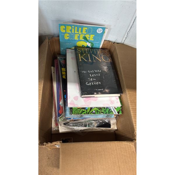 BOX OF ASSORTED BOOKS, GRAPHIC NOVEL & COMICS