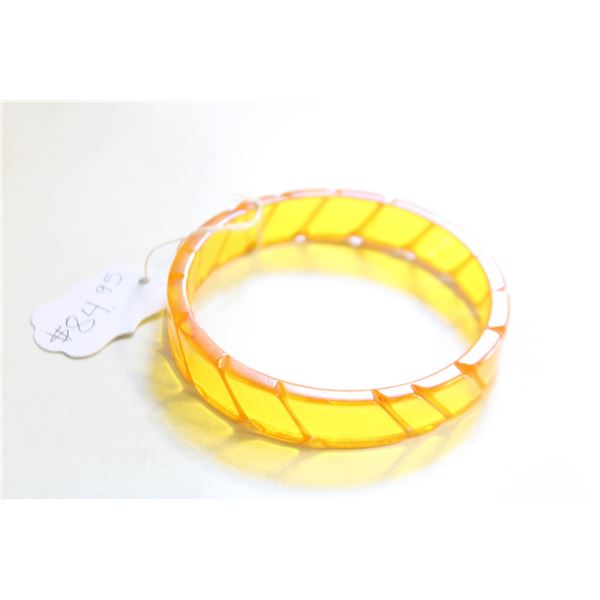 VTG. BAKELITE APPLE JUICE BANGLE BRACELET