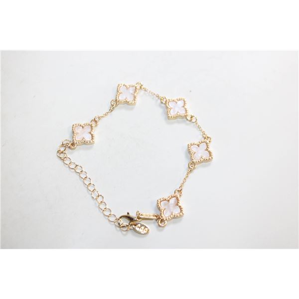 PEARLIZED FOUR LEAF CLOVER BRACELET