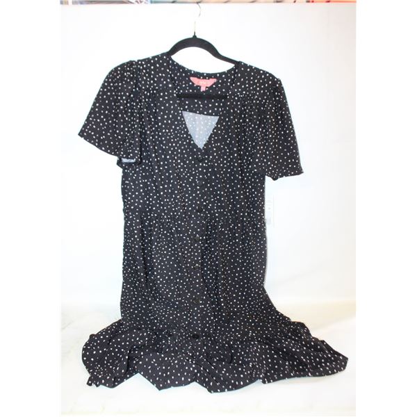 SZ. L  IYLA BLACK DOT V NECK FRONT