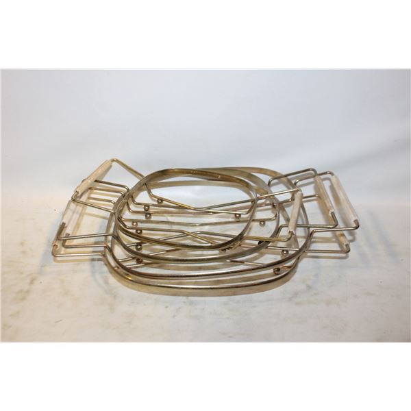 SET OF PYREX CASSEROLE HOLDERS