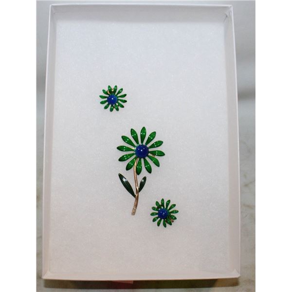 VINTAGE GREEN & NAVY DAISY BROOCH AND