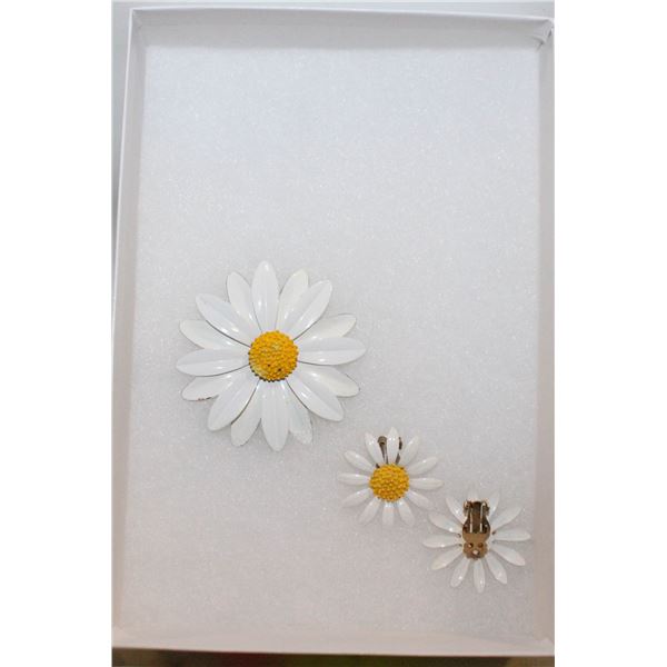 VINTAGE DAISY SUNFLOWER BROOCH AND