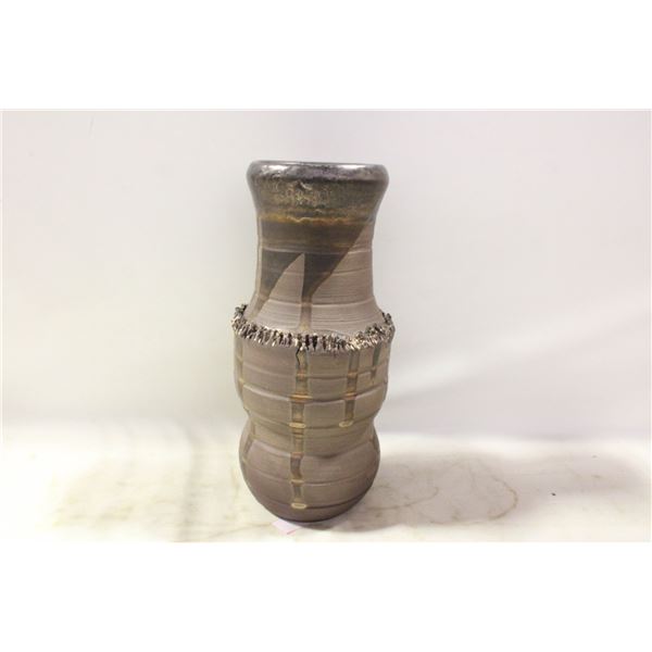 BROWN ART POTTERY VASE WITH GRIP GLAZE
