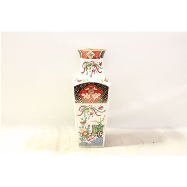 JAPANESE PORCELAIN IMARI VASE