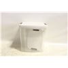 Image 1 : SET OF LOCKING PLASTIC FOOD CONTAINERS