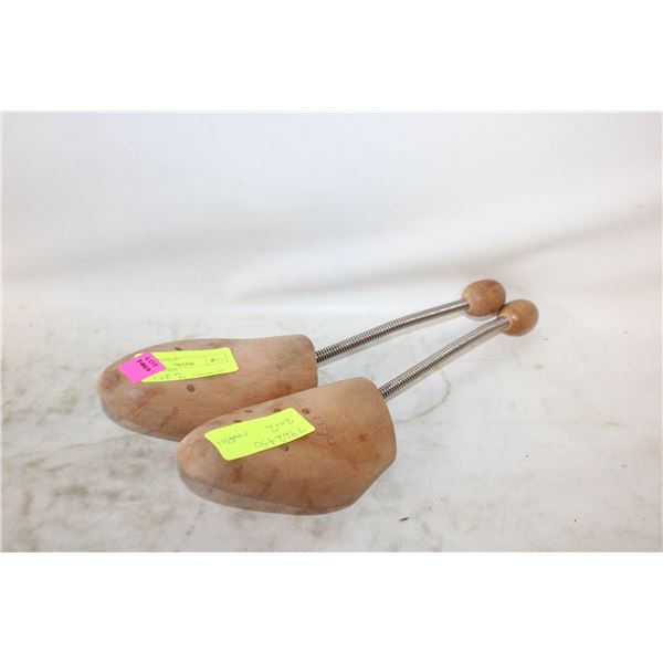 2 SHOE HORNS