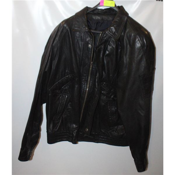BLACK LEATHER COAT - USED - SIZE M