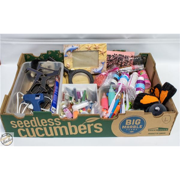 FLAT FULL OF ARTS & CRAFTS PRODUCTS INCL.