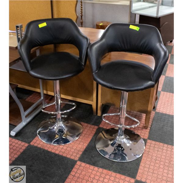 SET OF TWO BLACK LEATHER HYDRAULIC CHAIRS -