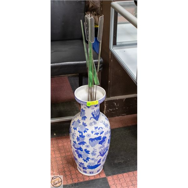 VINTAGE BLUE AND WHITE CHINESE CERAMIC VASE WITH