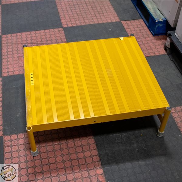 TRI ARC COMMERCIAL PLATFORM STAND / STEP
