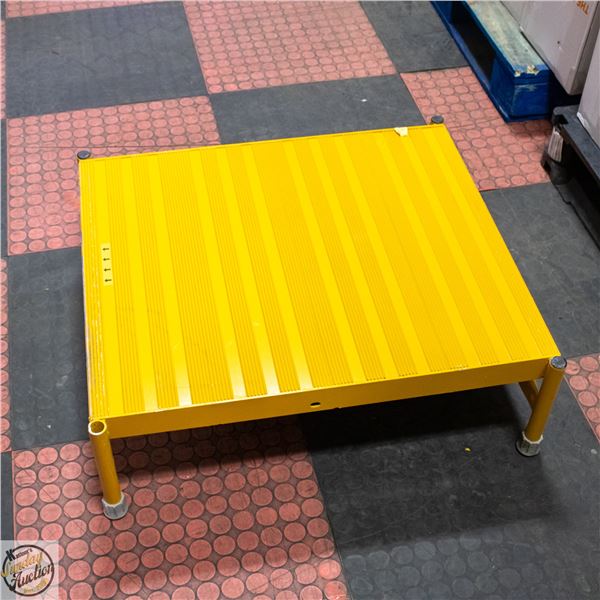 TRI ARC COMMERCIAL PLATFORM STAND / STEP
