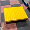 Image 1 : TRI ARC COMMERCIAL PLATFORM STAND / STEP