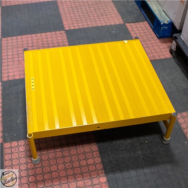 TRI ARC COMMERCIAL PLATFORM STAND / STEP