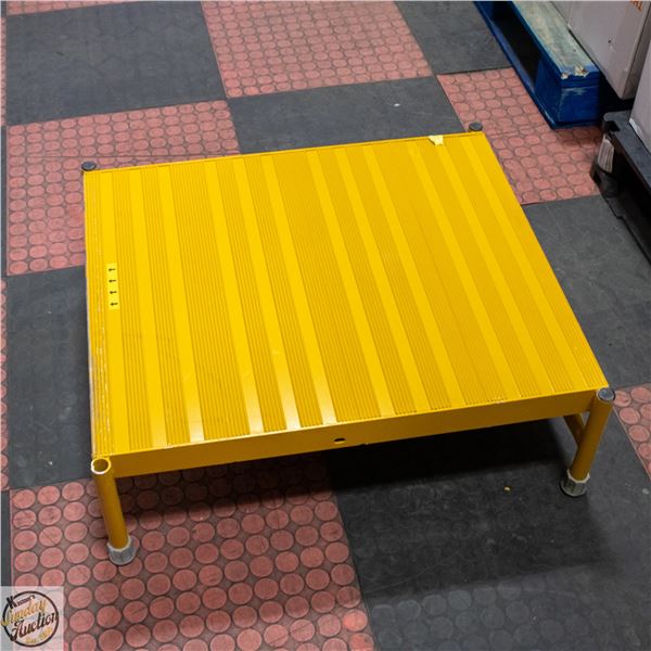 TRI ARC COMMERCIAL PLATFORM STAND / STEP