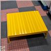 Image 1 : TRI ARC COMMERCIAL PLATFORM STAND / STEP