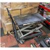 Image 1 : HYDRAULIC LIFT