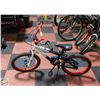 Image 1 : HUFFY 18" WHITE AND BLACK BIKE