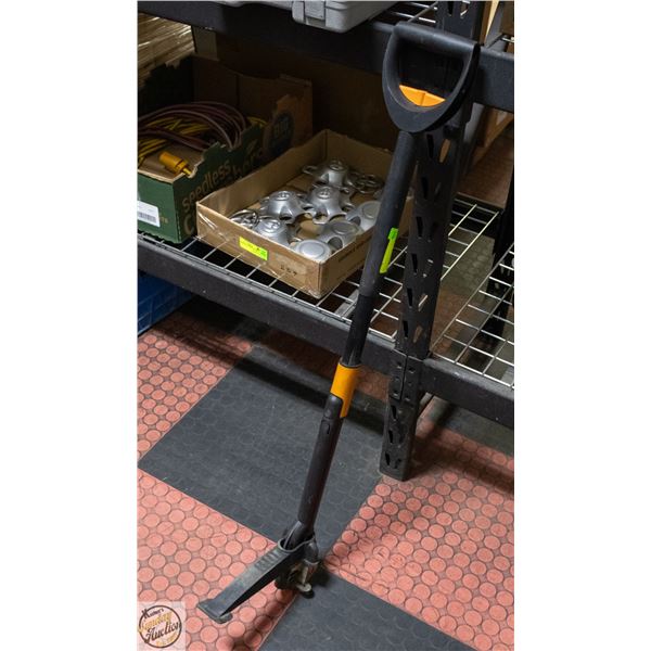 FISKARS 4 TINE STANDUP WEED PULLER -