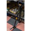 Image 1 : FISKARS 4 TINE STANDUP WEED PULLER -